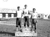Trois détenus posent sur un podium lors de compétitions sportives tenues au Centre fédéral de formation dans les années 1950